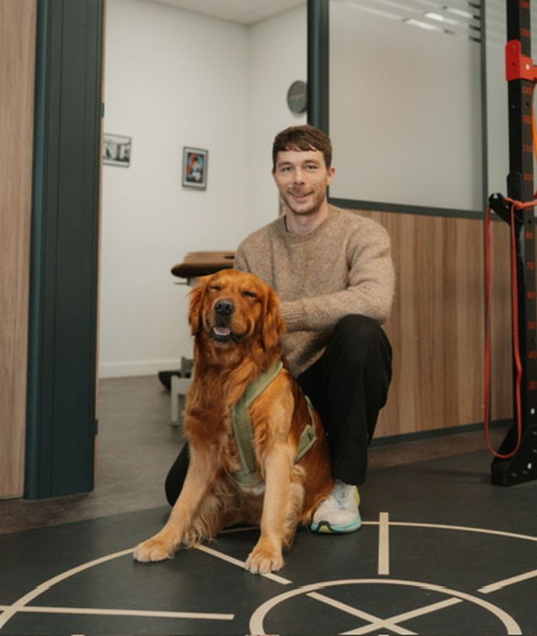 Antoine Balay et Joe, son golden retriever, au cabinet