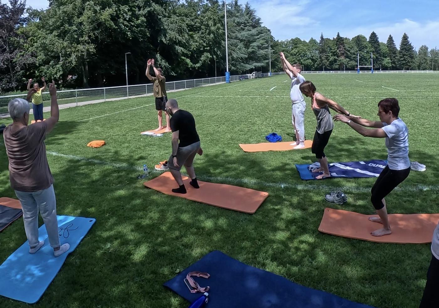 Cours de Yogibility en plein air sur la pelouse du stade, à Limoges