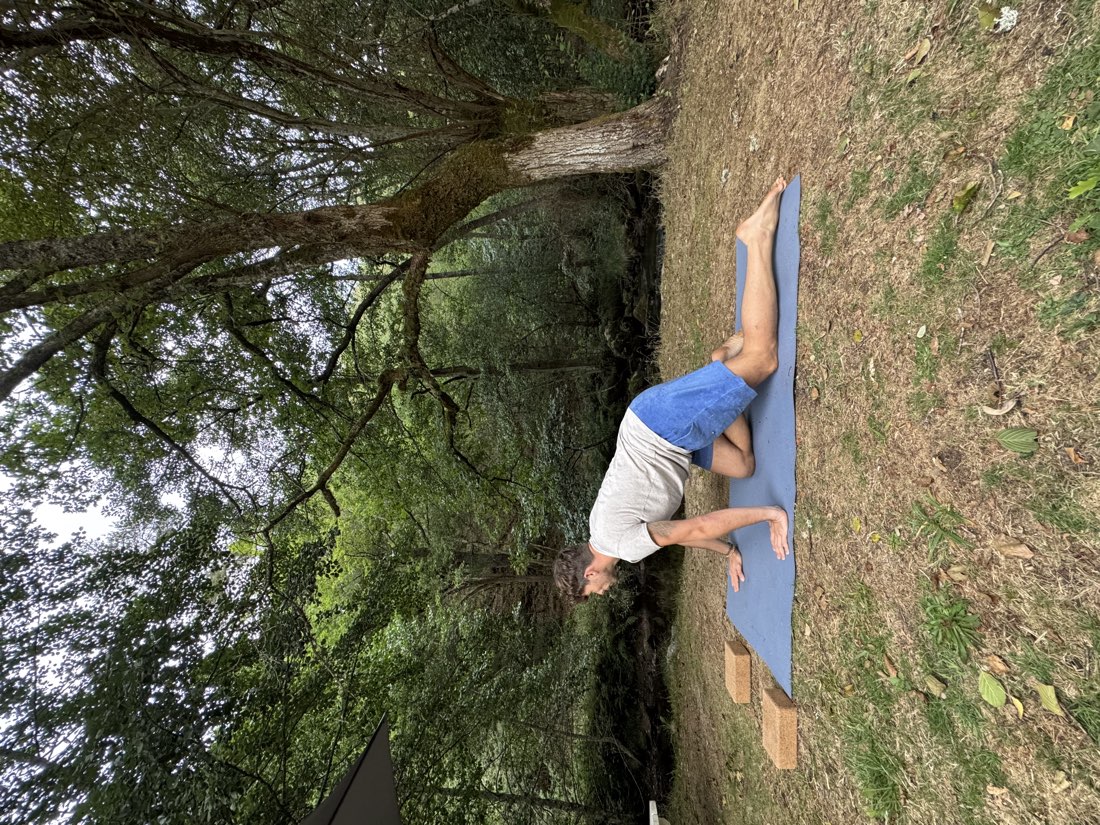 Antoine à quatre pattes sur un tapis, en extérieur